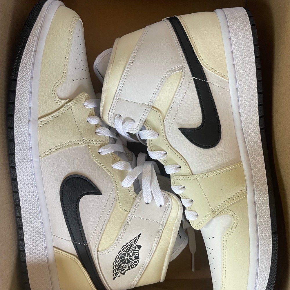 Air Jordan Mid 1